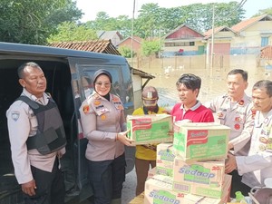 Polisi Salurkan Bantuan ke Warga yang Ngungsi Akibat Banjir di Bekasi
