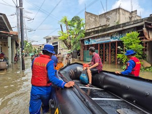 Tim SAR Ditpolairud Polda Metro Patroli Dampak Banjir di Jabodetabek