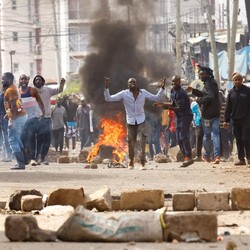 Chaos Demo Antipemerintah, Massa Bentrok dengan Polisi-31 Orang Tewas