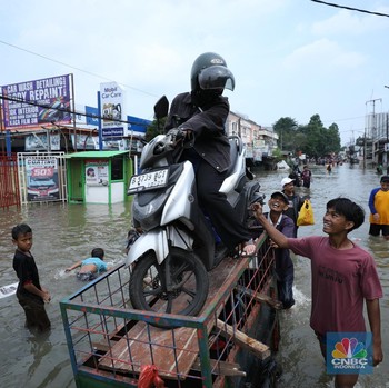 Ojek Gerobak Panen Cuan saat Banjir, Pasang Tarif untuk Motor Segini