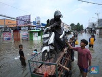 Ojek Gerobak Panen Cuan saat Banjir, Pasang Tarif untuk Motor Segini