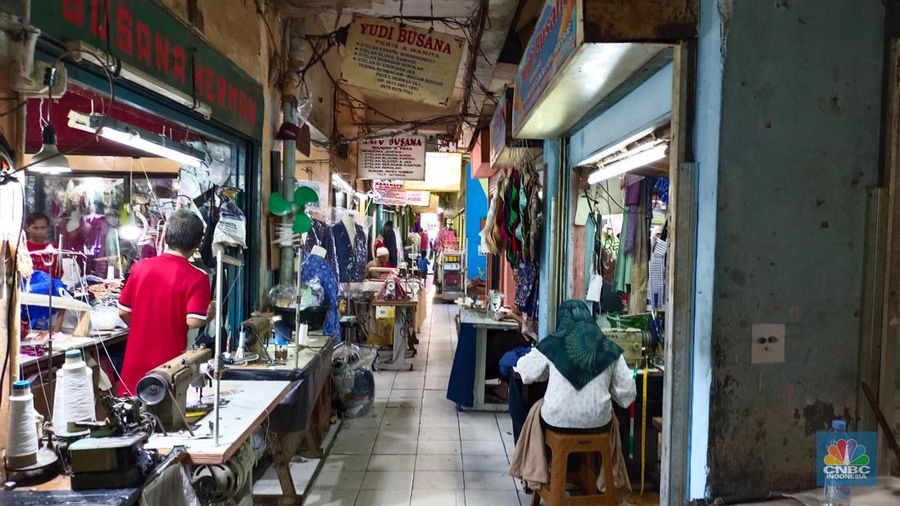 Suasana kios di Pasar Sunan Giri, Jakarta Timur, Selasa (8/7/2025). (CNBC Indonesia/Martyasari Rizky)