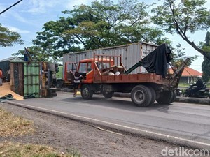 Truk Gandeng Terguling Tutup Jalur Pantura Bendungan Pasuruan