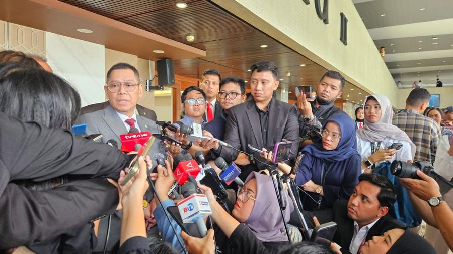 Wakil Ketua DPR RI dari Fraksi Golkar Adies Kadir seusai Rapat Paripurna, Selasa (8/7/2025), memberikan pernyataan kepada media soal daftar calon duta besar Luar Biasa Berkuasa Penuh (LBBP) yang sudah lolos fit and proper test.  Setidaknya ada 24 nama yang ikut dalam uji kelayakan ini.