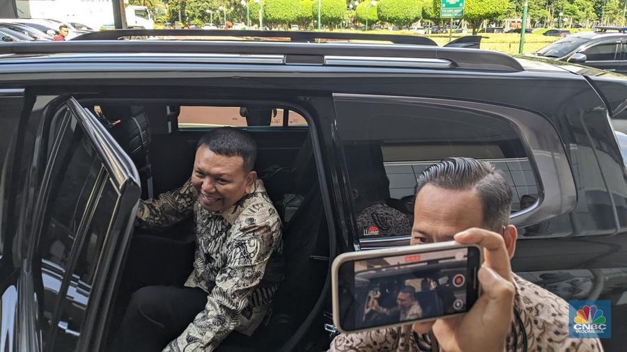 Wakil Menteri Sekretaris Negara Bambang Eko Suhariyanto usai menghadiri Rapat Kerja bersama Komisi III DPR RI, Selasa (8/7/2025). (CNBC Indonesia/Emir Yanwardhana)