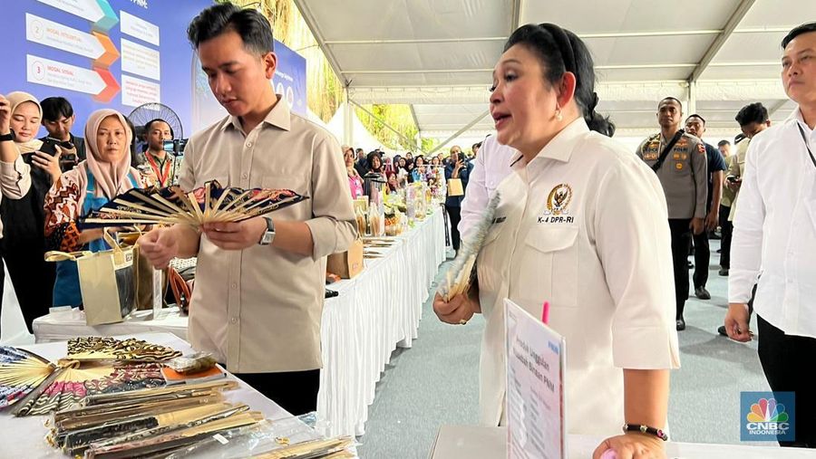 Wakil Presiden (Wapres) Gibran Rakabuming dan Ketua Komisi IV DPR Titiek Soeharto saat melakukan kunjungan kerja di Yogyakarta, Selasa (8/7). (CNBC Indonesia/Halimatus Sa’diyah)