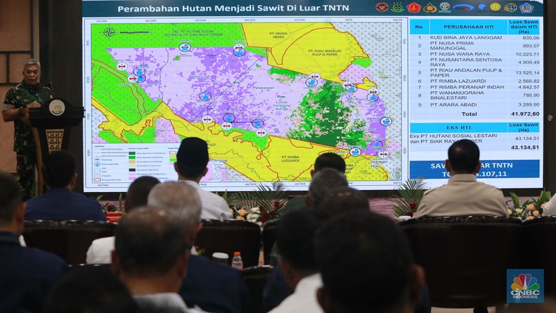 Penandatangan berita acara penyerahan hasil penguasaan kembali Taman Nasional Tesso Nilo oleh Jaksa Agung RI ST Burhanuddin selaku wakil ketua 1 pengarah satgas PKH dan Menteri Lingkungan Hudup Hanif Faisol Nurofiq dan turut menyaksikan Menteri Pertahanan RI, Sjafrie Sjamsoeddin di Gedung Kejaksaan Agung, Jakarta, Rabu (9/72025). (CNBC Indonesia/Muhamad Sabki)