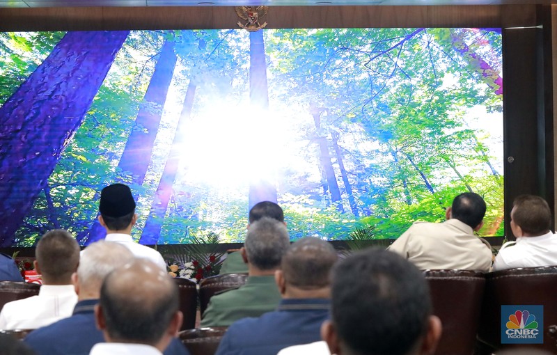 Penandatangan berita acara penyerahan hasil penguasaan kembali Taman Nasional Tesso Nilo oleh Jaksa Agung RI ST Burhanuddin selaku wakil ketua 1 pengarah satgas PKH dan Menteri Lingkungan Hudup Hanif Faisol Nurofiq dan turut menyaksikan Menteri Pertahanan RI, Sjafrie Sjamsoeddin di Gedung Kejaksaan Agung, Jakarta, Rabu (9/72025). (CNBC Indonesia/Muhamad Sabki) Penandatangan berita acara penyerahan hasil penguasaan kembali Taman Nasional Tesso Nilo oleh Jaksa Agung RI ST Burhanuddin selaku wakil ketua 1 pengarah satgas PKH dan Menteri Lingkungan Hudup Hanif Faisol Nurofiq dan turut menyaksikan Menteri Pertahanan RI, Sjafrie Sjamsoeddin di Gedung Kejaksaan Agung, Jakarta, Rabu (9/72025). (CNBC Indonesia/Muhamad Sabki)