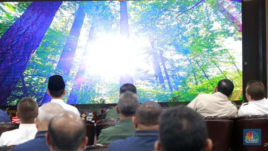 Penandatangan berita acara penyerahan hasil penguasaan kembali Taman Nasional Tesso Nilo oleh Jaksa Agung RI ST Burhanuddin selaku wakil ketua 1 pengarah satgas PKH dan Menteri Lingkungan Hudup Hanif Faisol Nurofiq dan turut menyaksikan Menteri Pertahanan RI, Sjafrie Sjamsoeddin di Gedung Kejaksaan Agung, Jakarta, Rabu (9/72025). (CNBC Indonesia/Muhamad Sabki) Penandatangan berita acara penyerahan hasil penguasaan kembali Taman Nasional Tesso Nilo oleh Jaksa Agung RI ST Burhanuddin selaku wakil ketua 1 pengarah satgas PKH dan Menteri Lingkungan Hudup Hanif Faisol Nurofiq dan turut menyaksikan Menteri Pertahanan RI, Sjafrie Sjamsoeddin di Gedung Kejaksaan Agung, Jakarta, Rabu (9/72025). (CNBC Indonesia/Muhamad Sabki)