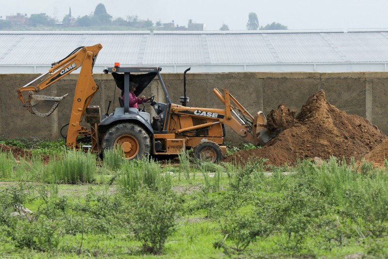Pihak berwenang bekerja di lokasi kuburan massal yang ditemukan di Zapopan, di negara bagian Jalisco, Meksiko barat, 8 Juli 2025. (REUTERS/Gabriel Trujillo)