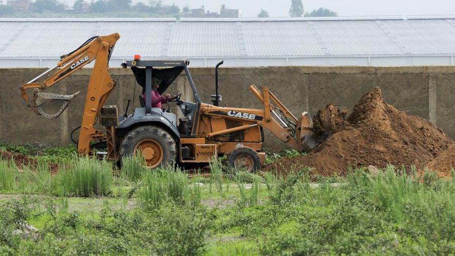 Pihak berwenang bekerja di lokasi kuburan massal yang ditemukan di Zapopan, di negara bagian Jalisco, Meksiko barat, 8 Juli 2025. (REUTERS/Gabriel Trujillo)