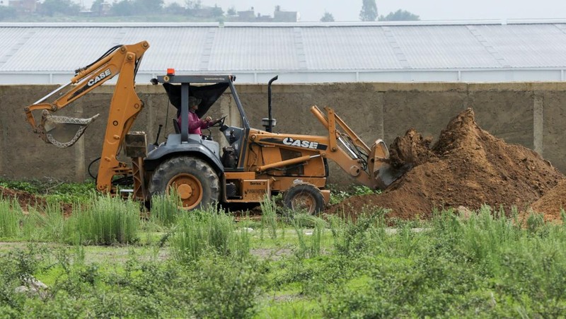 Pihak berwenang bekerja di lokasi kuburan massal yang ditemukan di Zapopan, di negara bagian Jalisco, Meksiko barat, 8 Juli 2025. (REUTERS/Gabriel Trujillo)