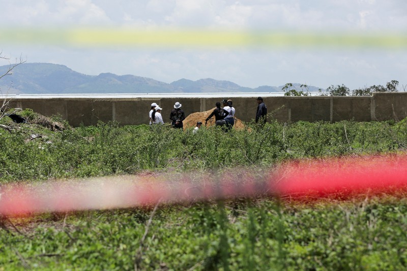Pihak berwenang bekerja di lokasi kuburan massal yang ditemukan di Zapopan, di negara bagian Jalisco, Meksiko barat, 8 Juli 2025. Pihak berwenang bekerja di lokasi kuburan massal yang ditemukan di Zapopan, di negara bagian Jalisco, Meksiko barat, 8 Juli 2025. (REUTERS/Gabriel Trujillo)