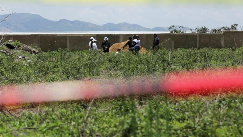 Pihak berwenang bekerja di lokasi kuburan massal yang ditemukan di Zapopan, di negara bagian Jalisco, Meksiko barat, 8 Juli 2025. (REUTERS/Gabriel Trujillo)