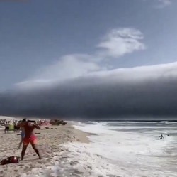Tsunami Raksasa Hantam Langit Negara Eropa, Warga Panik