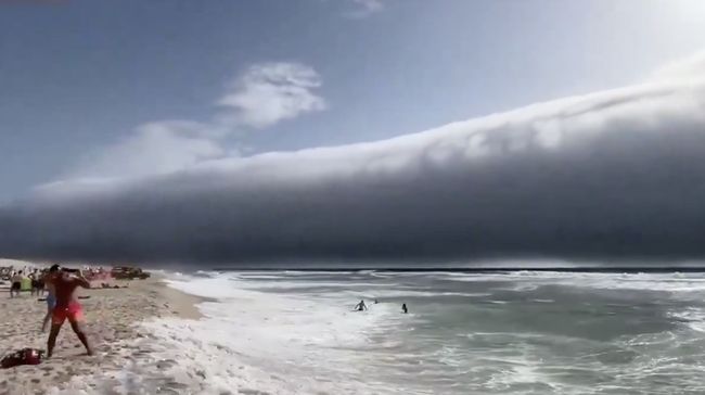 Tsunami Raksasa Hantam Langit Negara Eropa, Warga Panik