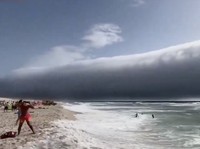 Tsunami Raksasa Hantam Langit Negara Eropa, Warga Panik