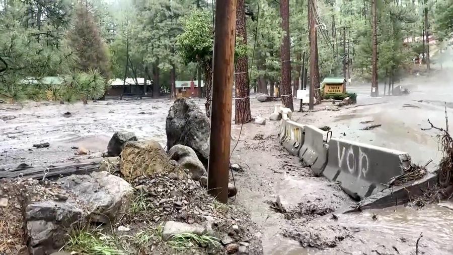 Banjir bandang dahsyat yang dipicu hujan deras menghantam desa resor pegunungan Ruidoso, New Mexico, pada Selasa (8/7), menewaskan sedikitnya tiga orang, termasuk dua anak kecil berusia empat dan tujuh tahun. (Tangkapan Layar Video Reuters/DAN DEE CABINS)