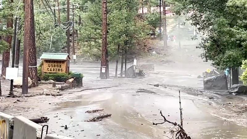 Banjir bandang dahsyat yang dipicu hujan deras menghantam desa resor pegunungan Ruidoso, New Mexico, pada Selasa (8/7), menewaskan sedikitnya tiga orang, termasuk dua anak kecil berusia empat dan tujuh tahun. (Tangkapan Layar Video Reuters/DAN DEE CABINS)
