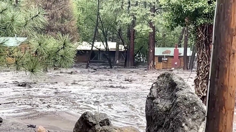 Banjir bandang dahsyat yang dipicu hujan deras menghantam desa resor pegunungan Ruidoso, New Mexico, pada Selasa (8/7), menewaskan sedikitnya tiga orang, termasuk dua anak kecil berusia empat dan tujuh tahun. Banjir bandang dahsyat yang dipicu hujan deras menghantam desa resor pegunungan Ruidoso, New Mexico, pada Selasa (8/7), menewaskan sedikitnya tiga orang, termasuk dua anak kecil berusia empat dan tujuh tahun. (Tangkapan Layar Video Reuters/DAN DEE CABINS)