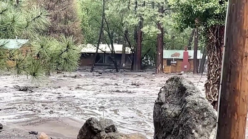 Banjir bandang dahsyat yang dipicu hujan deras menghantam desa resor pegunungan Ruidoso, New Mexico, pada Selasa (8/7), menewaskan sedikitnya tiga orang, termasuk dua anak kecil berusia empat dan tujuh tahun. (Tangkapan Layar Video Reuters/DAN DEE CABINS)