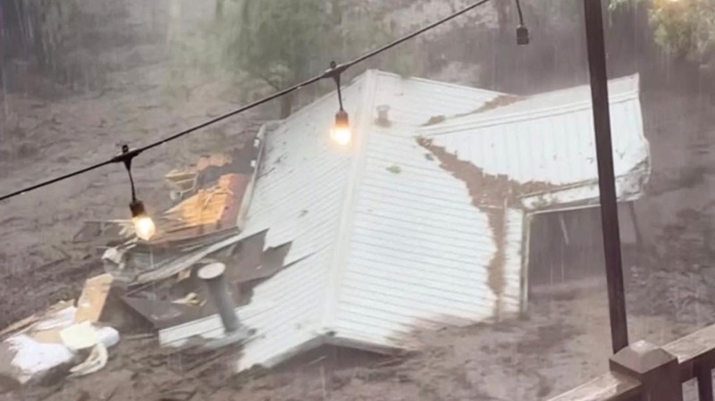 Banjir bandang dahsyat yang dipicu hujan deras menghantam desa resor pegunungan Ruidoso, New Mexico, pada Selasa (8/7), menewaskan sedikitnya tiga orang, termasuk dua anak kecil berusia empat dan tujuh tahun. (Tangkapan Layar Video Reuters/DAN DEE CABINS)