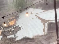 Potret Ngeri Rumah Hanyut Gegara Banjir, Sapu Anak Kecil-Pria Dewasa