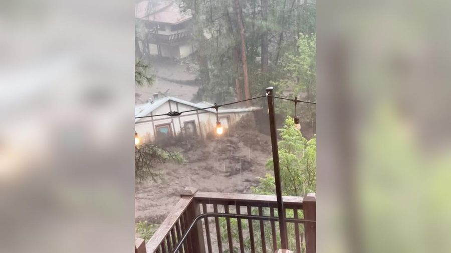 Banjir bandang dahsyat yang dipicu hujan deras menghantam desa resor pegunungan Ruidoso, New Mexico, pada Selasa (8/7), menewaskan sedikitnya tiga orang, termasuk dua anak kecil berusia empat dan tujuh tahun. (Tangkapan Layar Video Reuters/DAN DEE CABINS)
