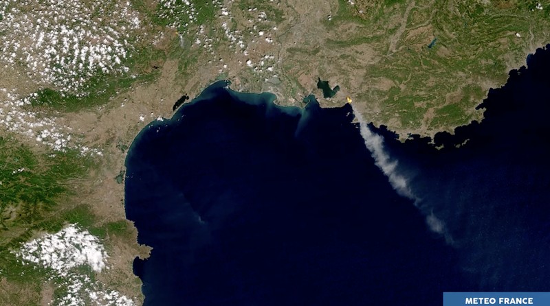 Pemandangan rumah yang terbakar akibat kebakaran hutan di distrik L'Estaque, Marseille, Prancis selatan, 9 Juli 2025. Pemandangan rumah yang terbakar akibat kebakaran hutan di distrik L'Estaque, Marseille, Prancis selatan, 9 Juli 2025. (REUTERS/Alexandre Dimou)