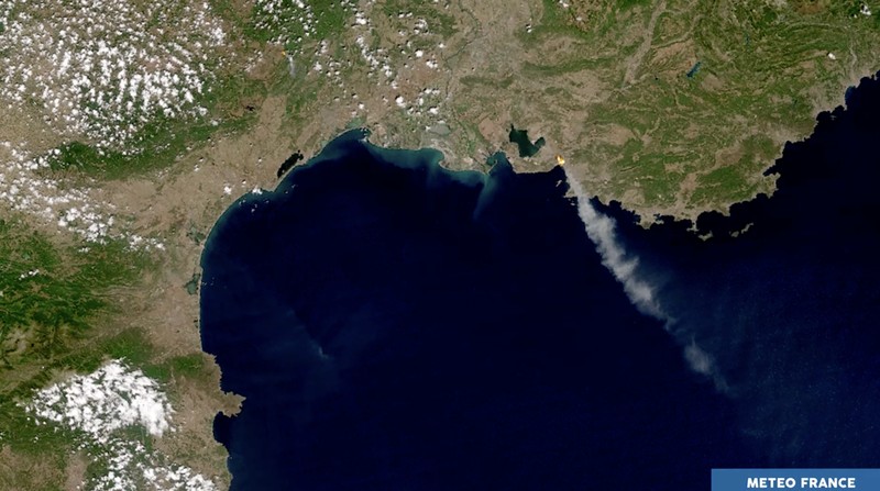 Pemandangan rumah yang terbakar akibat kebakaran hutan di distrik L'Estaque, Marseille, Prancis selatan, 9 Juli 2025. (REUTERS/Alexandre Dimou)