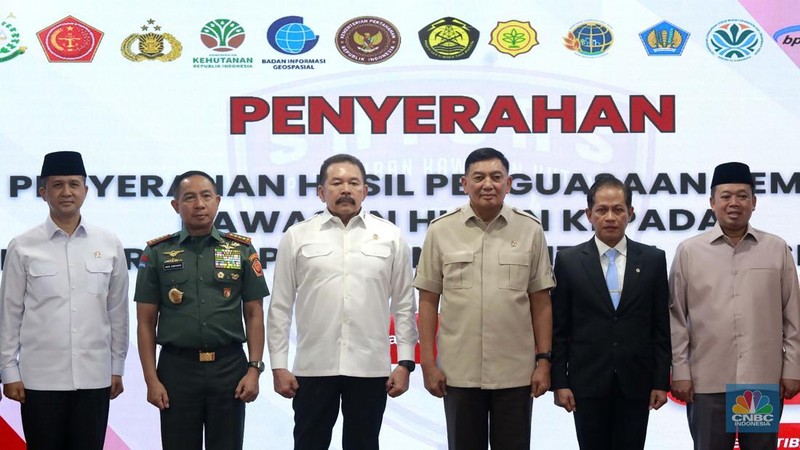 Penandatangan berita acara penyerahan hasil penguasaan kembali Taman Nasional Tesso Nilo oleh Jaksa Agung RI ST Burhanuddin selaku wakil ketua 1 pengarah satgas PKH dan Menteri Lingkungan Hudup Hanif Faisol Nurofiq dan turut menyaksikan Menteri Pertahanan RI, Sjafrie Sjamsoeddin di Gedung Kejaksaan Agung, Jakarta, Rabu (9/72025). (CNBC Indonesia/Muhamad Sabki)