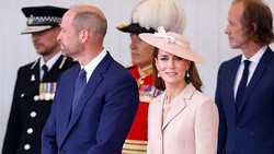 Gaya Kate Middleton Sambut Macron dan Ibu Negara Prancis, Perdana Pakai Dior