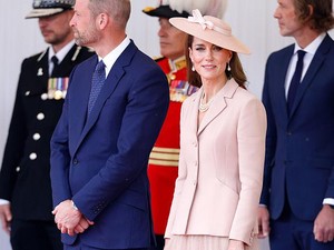 Gaya Kate Middleton Sambut Macron dan Ibu Negara Prancis, Perdana Pakai Dior
