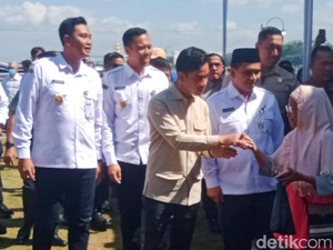 Gibran Tebar Benih Nila di Rawa Jombor Klaten, Bagikan Buku Tulis ke Warga