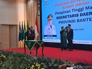 Andra Soni Lantik Deden Apriandhi sebagai Sekda Banten