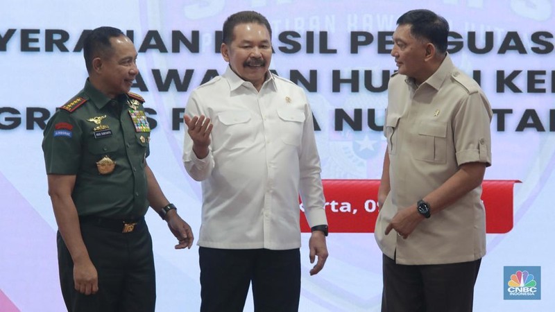 Penandatangan berita acara penyerahan hasil penguasaan kembali Taman Nasional Tesso Nilo oleh Jaksa Agung RI ST Burhanuddin selaku wakil ketua 1 pengarah satgas PKH dan Menteri Lingkungan Hudup Hanif Faisol Nurofiq dan turut menyaksikan Menteri Pertahanan RI, Sjafrie Sjamsoeddin di Gedung Kejaksaan Agung, Jakarta, Rabu (9/72025). (CNBC Indonesia/Muhamad Sabki)