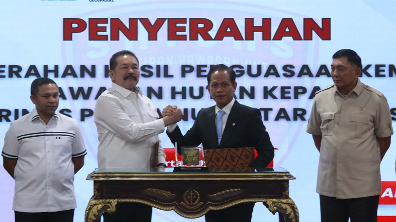 Penandatangan berita acara penyerahan hasil penguasaan kembali Taman Nasional Tesso Nilo oleh Jaksa Agung RI ST Burhanuddin selaku wakil ketua 1 pengarah satgas PKH dan Menteri Lingkungan Hudup Hanif Faisol Nurofiq dan turut menyaksikan Menteri Pertahanan RI, Sjafrie Sjamsoeddin di Gedung Kejaksaan Agung, Jakarta, Rabu (9/72025). (CNBC Indonesia/Muhamad Sabki)