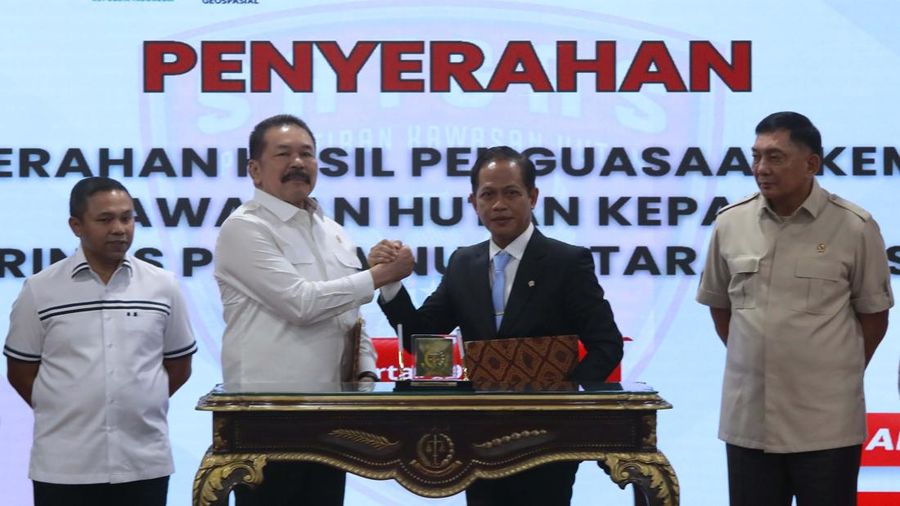 Penandatangan berita acara penyerahan hasil penguasaan kembali Taman Nasional Tesso Nilo oleh Jaksa Agung RI ST Burhanuddin selaku wakil ketua 1 pengarah satgas PKH dan Menteri Lingkungan Hudup Hanif Faisol Nurofiq dan turut menyaksikan Menteri Pertahanan RI, Sjafrie Sjamsoeddin di Gedung Kejaksaan Agung, Jakarta, Rabu (9/72025). (CNBC Indonesia/Muhamad Sabki) Penandatangan berita acara penyerahan hasil penguasaan kembali Taman Nasional Tesso Nilo oleh Jaksa Agung RI ST Burhanuddin selaku wakil ketua 1 pengarah satgas PKH dan Menteri Lingkungan Hudup Hanif Faisol Nurofiq dan turut menyaksikan Menteri Pertahanan RI, Sjafrie Sjamsoeddin di Gedung Kejaksaan Agung, Jakarta, Rabu (9/72025). (CNBC Indonesia/Muhamad Sabki)