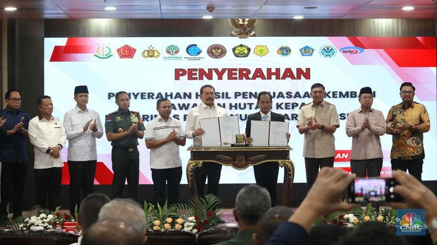 Penandatangan berita acara penyerahan hasil penguasaan kembali Taman Nasional Tesso Nilo oleh Jaksa Agung RI ST Burhanuddin selaku wakil ketua 1 pengarah satgas PKH dan Menteri Lingkungan Hudup Hanif Faisol Nurofiq dan turut menyaksikan Menteri Pertahanan RI, Sjafrie Sjamsoeddin di Gedung Kejaksaan Agung, Jakarta, Rabu (9/72025). (CNBC Indonesia/Muhamad Sabki)