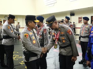 Kapolda Metro Beri Penghargaan 42 Anggota Berprestasi di Bidang Olahraga