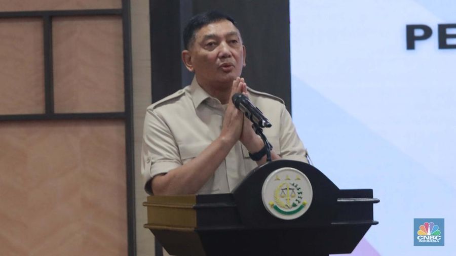 Menteri Pertahanan RI, Sjafrie Sjamsoeddin di Gedung Kejaksaan Agung, Jakarta, Rabu (9/7/2025). (CNBC Indonesia/Muhamad Sabki)