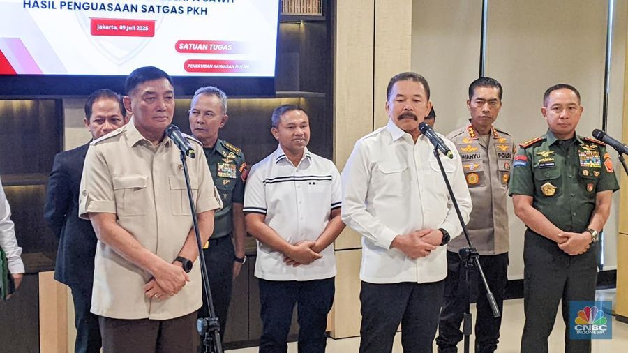 Menteri Pertahanan Sjafrie Sjamsoeddin di Gedung Kejaksaan Agung, Jakarta, Rabu (9/7/2025). (CNBC Indonesia/Emir Yanwardhana)