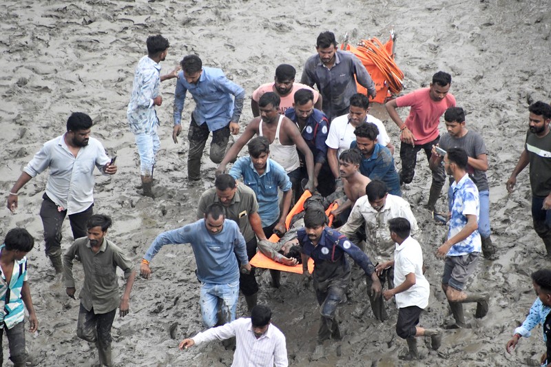 Tim penyelamat mencari korban selamat setelah sebuah jembatan runtuh di Vadodara di negara bagian Gujarat, India barat, 9 Juli 2025. Tim penyelamat mencari korban selamat setelah sebuah jembatan runtuh di Vadodara di negara bagian Gujarat, India barat, 9 Juli 2025. (REUTERS/Stringer)