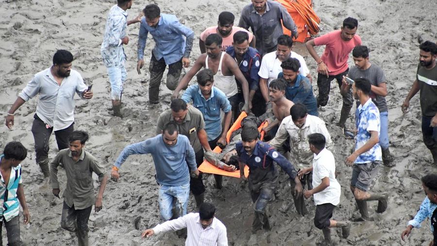 Tim penyelamat mencari korban selamat setelah sebuah jembatan runtuh di Vadodara di negara bagian Gujarat, India barat, 9 Juli 2025. (REUTERS/Stringer)