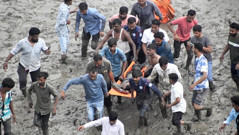 Tim penyelamat mencari korban selamat setelah sebuah jembatan runtuh di Vadodara di negara bagian Gujarat, India barat, 9 Juli 2025. (REUTERS/Stringer)