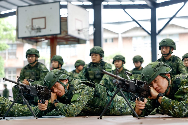 Para prajurit cadangan menerima pelatihan selama latihan militer tahunan Han Kuang di Taoyuan, Taiwan, Rabu (9/7/2025). (REUTERS/Ann Wang)