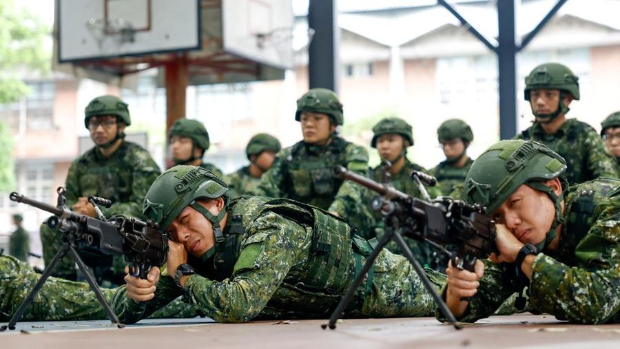 Para prajurit cadangan menerima pelatihan selama latihan militer tahunan Han Kuang di Taoyuan, Taiwan, Rabu (9/7/2025). (REUTERS/Ann Wang)