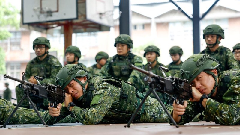Para prajurit cadangan menerima pelatihan selama latihan militer tahunan Han Kuang di Taoyuan, Taiwan, Rabu (9/7/2025). (REUTERS/Ann Wang)