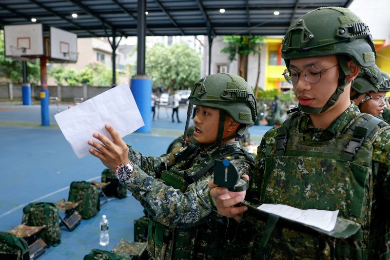 Para prajurit cadangan menerima pelatihan selama latihan militer tahunan Han Kuang di Taoyuan, Taiwan, Rabu (9/7/2025). (REUTERS/Ann Wang)