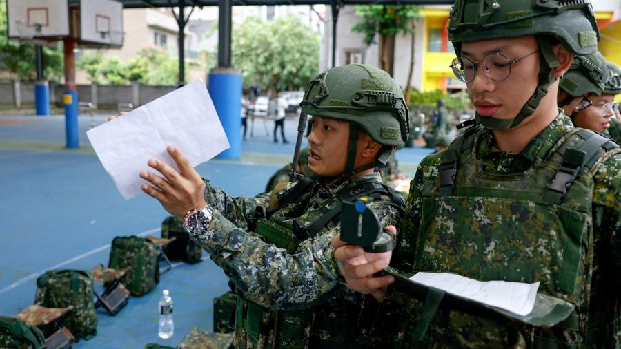 Para prajurit cadangan menerima pelatihan selama latihan militer tahunan Han Kuang di Taoyuan, Taiwan, Rabu (9/7/2025). (REUTERS/Ann Wang) Para prajurit cadangan menerima pelatihan selama latihan militer tahunan Han Kuang di Taoyuan, Taiwan, Rabu (9/7/2025). (REUTERS/Ann Wang)